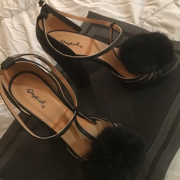 Qupid Black Fur Strap Heels Size 8 WORN ONCE LIKE NEW No Box - Picture 3 of 3
